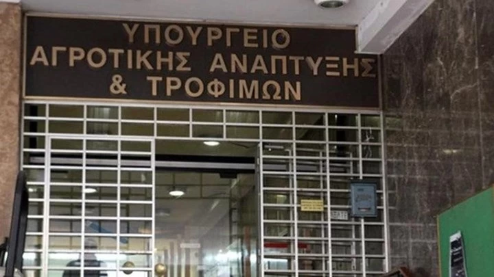 Κορόιδο είναι; Προεκλογικά φυλλάδια με λεφτά των φορολογουμένων μοιράζει ο υπουργός Αγροτικής Ανάπτυξης!